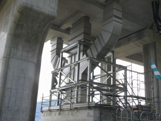 写真｜北陸新幹線排水樋設備